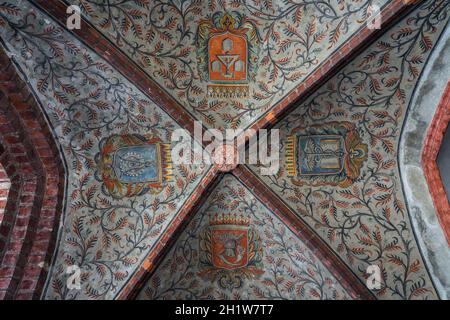 JUETERBOG, GERMANIA - 23 MAGGIO 2021: Bel soffitto con gli stemmi dei vari simboli nel palazzo del municipio. Foto Stock