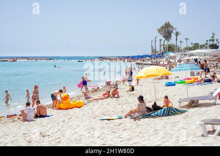 Ayia Napa, Cipro - 04 luglio 2018: Turisti e gente del posto che si godono le vacanze estive sulla spiaggia di Nissi Foto Stock