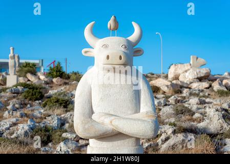 AYIA NAPA, CIPRO - 07 aprile 2018: Minotauro e l'uccello di Aldo Shiroma al parco di sculture di Ayia Napa Foto Stock