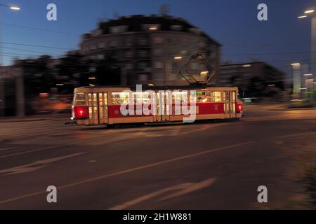 Spostamento tram rosso attraverso la città notturna, Praga, repubblica Ceca Foto Stock