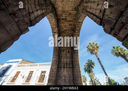 Intradosso dell'Arco romano di Traiano, monumentale gateway di accesso all'antica Emerita Augusta, Merida, Spagna Foto Stock