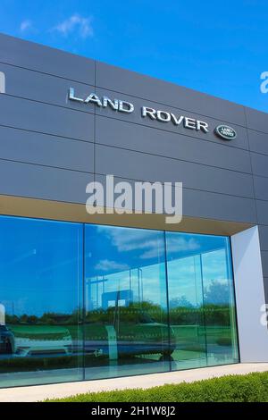 Kiev, Ucraina - 8 maggio 2021: Logo Jaguar Land Rover in un negozio. Land Rover è un marchio di auto specializzato in veicoli a trazione integrale, di proprietà di Brit Foto Stock