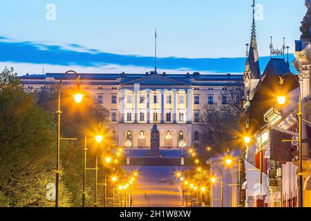 Skyline del centro di Oslo con il Palazzo reale in Norvegia di notte Foto Stock