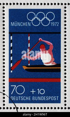 Francobollo stampato in Germania mostra Canoismo e anelli olimpici, Giochi Olimpici estivi 1972 a Monaco, circa 1972 Foto Stock