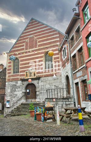 Liege, Belgio, 2021 giugno: Via scena di rue Voliere a Liege, con Chapelle Saint-Roch en Voliere Foto Stock