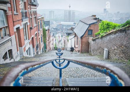 Liege, Belgio, 2021 giugno: Famosa scalinata Montagne de Bueren a Liege, Belgio. scala a 374 gradini. Foto Stock