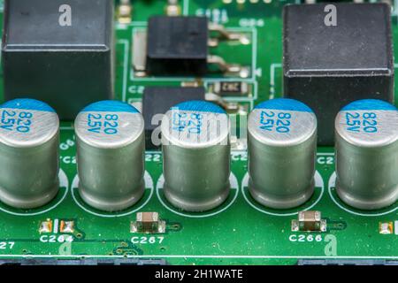 I componenti della scheda madre. Includono chip IC, presa CPU, il dissipatore di calore e molti porta. Foto Stock