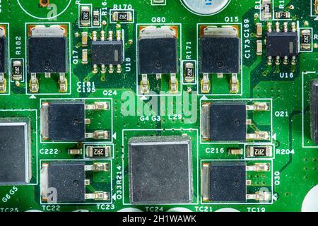I componenti della scheda madre. Includono chip IC, presa CPU, il dissipatore di calore e molti porta. Foto Stock