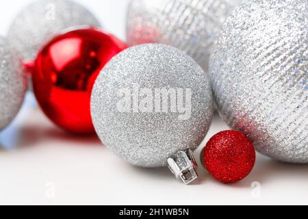 Albero di Natale baubles isolato su sfondo bianco Foto Stock