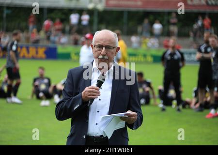 Thomas Schmidt (Präsident SBFV) bei der Siegerehrung für Regionalliga-Meister SC Freiburg II Foto Stock
