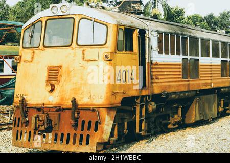 Trenino giallo, Thailandia treno. Processione trenino giallo guidato da diesel locomotiva elettrica sulle piste da Thailandia Foto Stock