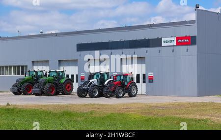 Kiev, Ucraina - 30 maggio 2021: I colorati trattori rossi di Fendt e Valtra. Il concetto di agricoltura, agricoltura Foto Stock