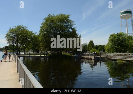 SMITHS FALLS, ONTARIO, CA, 12 GIUGNO 2021: Una scena dal cuore del canale Rideau in sensazionale Smiths Falls, Ontario. Foto Stock