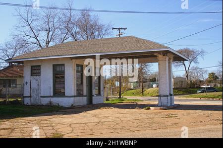 Stazione di benzina abbandonata, Texas orientale rurale Foto Stock