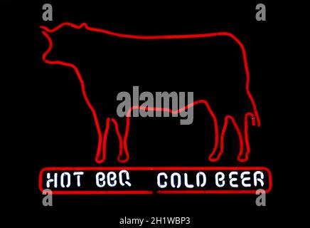 Birra fredda al neon e barbecue con Cow Photo Composite Foto Stock