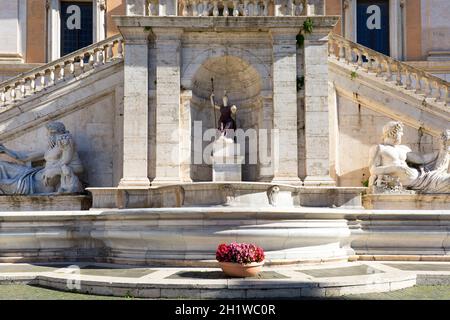 Roma, Italia - 8 ottobre 2020: Campidoglio su Piazza del Campidoglio progettato da Michelangelo, Palazzo Senatorio e Fontana Foto Stock