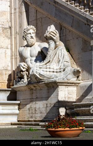 Roma, Italia - 8 ottobre 2020: Statua del Dio Tevere (Tiberino) sul Campidoglio in Piazza del Campidoglio disegnata da Michelangelo Foto Stock