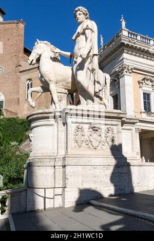 Roma, Italia - 8 ottobre 2020: Campidoglio su Piazza del Campidoglio progettato da Michelangelo, antica scultura a Michelangelo Capitolino Foto Stock