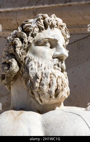 Roma, Italia - 8 ottobre 2020: Statua del Dio Tevere (Tiberino) sul Campidoglio in Piazza del Campidoglio disegnata da Michelangelo Foto Stock