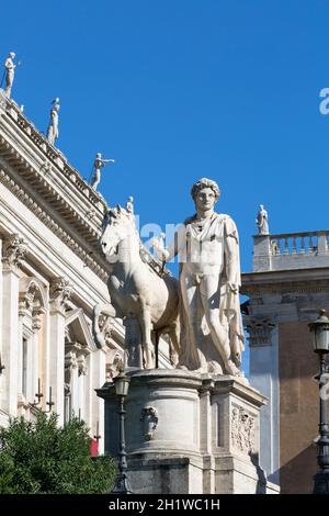 Roma, Italia - 8 ottobre 2020: Campidoglio su Piazza del Campidoglio progettato da Michelangelo, antica scultura a Michelangelo Capitolino Foto Stock