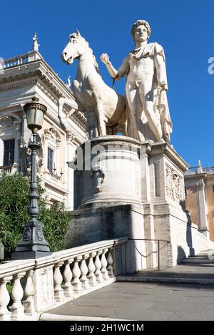 Roma, Italia - 8 ottobre 2020: Campidoglio su Piazza del Campidoglio progettato da Michelangelo, antica scultura a Michelangelo Capitolino Foto Stock