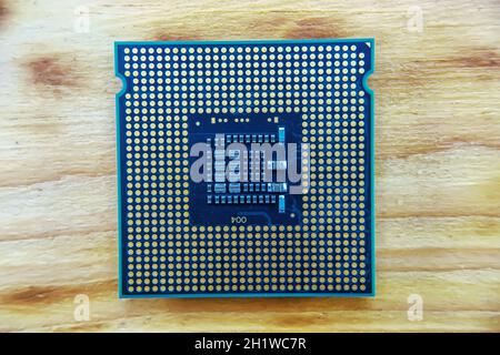 Vecchia CPU socket 775 su uno sfondo di legno. Foto Stock