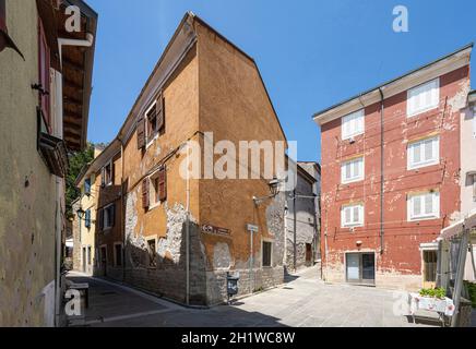 Muggia, Italia. 13 giugno 2021. La strada stretta nel centro storico della città Foto Stock