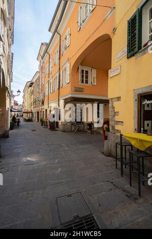 Muggia, Italia. 13 giugno 2021. La strada stretta nel centro storico della città Foto Stock