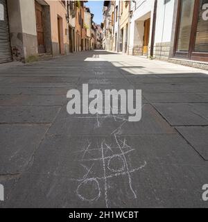 Muggia, Italia. 13 giugno 2021. Il gioco tic-tac-toe disegnato con gesso sul marciapiede di una strada stretta nel centro della città Foto Stock