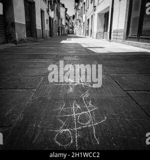 Muggia, Italia. 13 giugno 2021. Il gioco tic-tac-toe disegnato con gesso sul marciapiede di una strada stretta nel centro della città Foto Stock