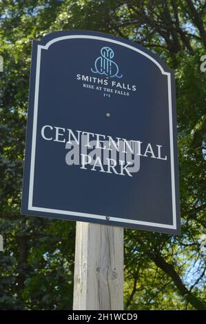 SMITHS FALLS, ONTARIO, CA, 16 GIUGNO 2021: Il cartello per il Centennial Park situato a Smiths Falls, Ontario, durante la fine della primavera del 2021. Foto Stock