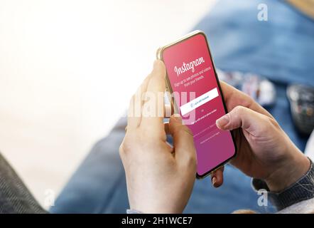 Roma, Italia, 16 giugno 2021: Donna in possesso di uno smartphone con la pagina di accesso dell'app sociale Instagram sullo schermo. Social network e internet. Foto Stock