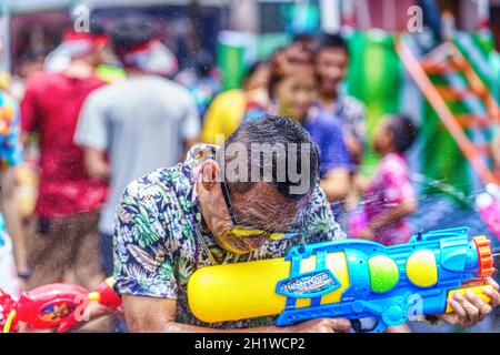 Songkran Festival o Songkran è celebrato in Thailandia come il tradizionale Capodanno dal 13 al 15 aprile. Persone che si intrammolavano durante Songkran. Foto Stock