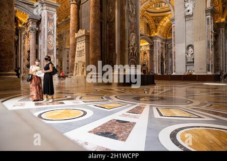 L'interno della Basilica di San Pietro nella Città del Vaticano. È l'opera più famosa dell'architettura rinascimentale e la chiesa più grande del mondo. Foto Stock