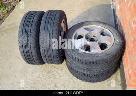 La trazione a quattro ruote motrici. Pneumatici in gomma. Estate set in gomma per l'auto. Foto Stock