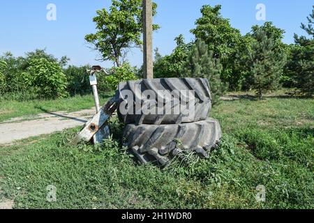 Vecchio battistrada del pneumatico della ruota il vecchio trattore grande. Foto Stock