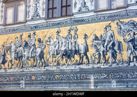 Dresda, Germania - 23 settembre 2020 : Processione dei principi, grande murale di una processione montata dei governanti della Sassonia. Si trova sulla parte esterna Foto Stock