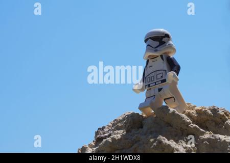 Chernihiv, Ucraina, 13 luglio 2021. Un stormtrooper imperiale di plastica di Star Wars su un cielo trasparente sfondo. Primo piano Minifigure. A titolo illustrativo Foto Stock