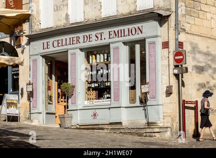 Saint Emilion, Francia - 11 Settembre 2018: esterno di un negozio di vino a Saint Emilion in Francia. St Emilion è una delle principali aree vinicole del vino rosso di B Foto Stock