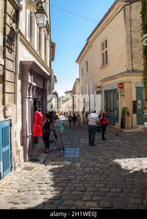 St Emilion, Francia - 8 Settembre 2018: i turisti nelle strade di ciottoli di Saint Emilion. La Francia. St Emilion è una delle principali aree vinicole del vino rosso di Foto Stock