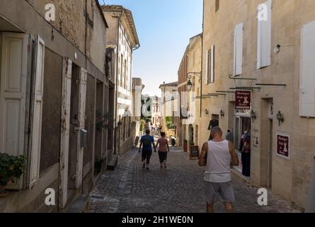 St Emilion, Francia - 8 Settembre 2018: i turisti nelle strade di ciottoli di Saint Emilion. La Francia. St Emilion è una delle principali aree vinicole del vino rosso di Foto Stock