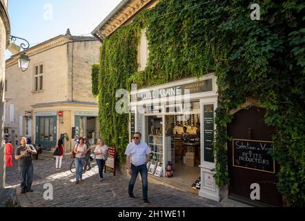 St Emilion, Francia - 8 Settembre 2018: i turisti nelle strade di ciottoli di Saint Emilion. La Francia. St Emilion è una delle principali aree vinicole del vino rosso di Foto Stock