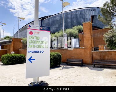 Roma, Italia 9 giugno 2021: Cartello d'ingresso per un centro di vaccinazione covid-19 a Roma all'interno dell'auditorium Parco della Musica. Covid-19 schedu di vaccinazione Foto Stock