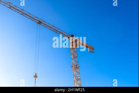 Diverse gru su cantieri edili in edifici alti in tutta Europa. Foto Stock