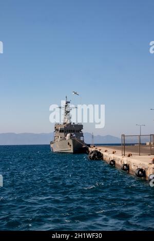 Un combattente di pattuglia della Marina ellenica nel porto di Rodi contro il cielo blu. Terraferma turca sullo sfondo. Foto Stock