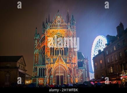 FRANCIA. MOSELLA (57). METZ. CATTEDRALE DI SANTO STEFANO. VIDEO CARTOGRAFIA SULLA FACCIATA DEL BEST WESTERN. 1220-2020: 'LA LANTERNE DU BON DIEU', 800 ANNI DI LUCE, Foto Stock