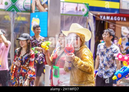 Siam Square, Bangkok, Thailandia - 13 aprile 2019: Breve azione della gente si unisce alle celebrazioni del nuovo anno tailandese o Songkran in Siam Square. Foto Stock