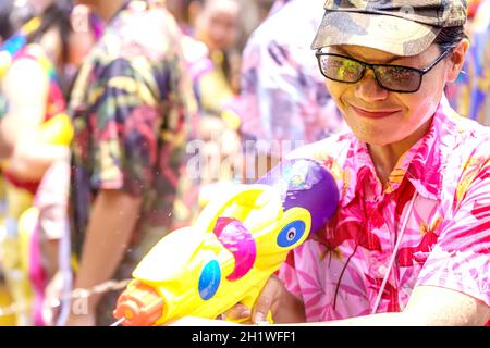 Siam Square, Bangkok, Thailandia - 13 aprile 2019: Breve azione della gente si unisce alle celebrazioni del nuovo anno tailandese o Songkran in Siam Square. Foto Stock