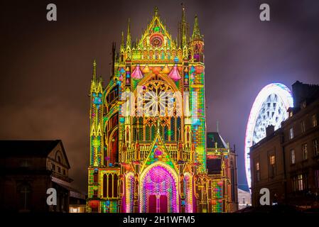 FRANCIA. MOSELLA (57). METZ. CATTEDRALE DI SANTO STEFANO. VIDEO CARTOGRAFIA SULLA FACCIATA DEL BEST WESTERN. 1220-2020: 'LA LANTERNE DU BON DIEU', 800 ANNI DI LUCE, Foto Stock