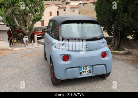 Seillans, Francia - 19 giugno 2021: Piccola Citroen Ami Electric francese a due posti Micro-City Auto parcheggiata nella strada dei Seillans nel sud della Francia, Foto Stock